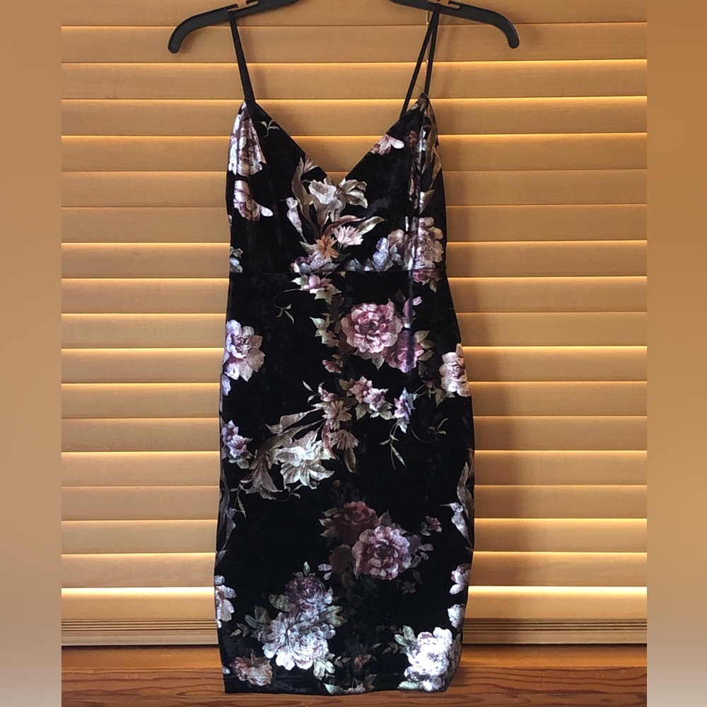 GUESS NWOT Gorgeous Black Velvet Shiny Floral Design mini dress. Size X-Small
